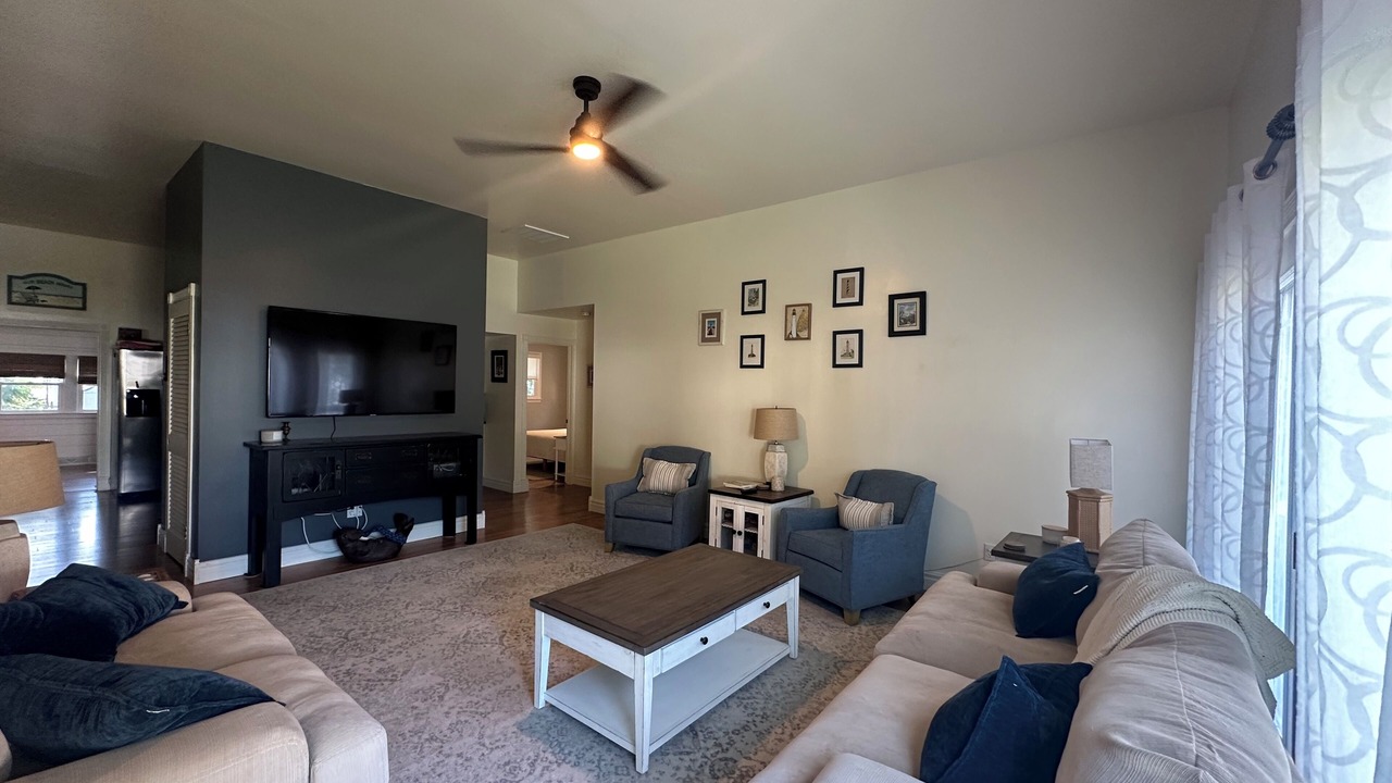 Photo of Livingroom in Town Bank