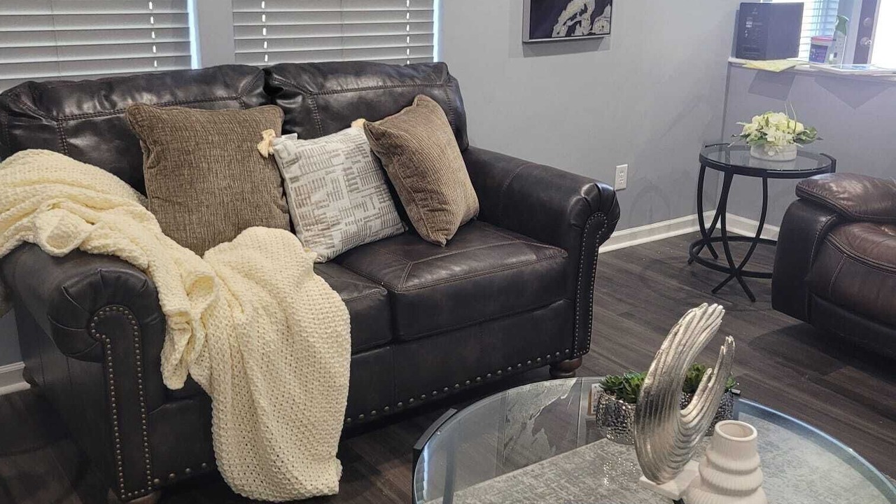 Photo of Livingroom in Summit Station