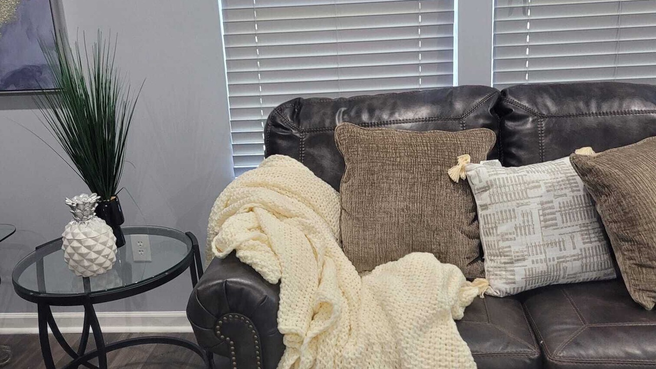 Photo of Livingroom in Summit Station