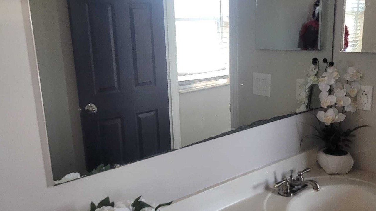 Photo of Bathroom in Summit Station