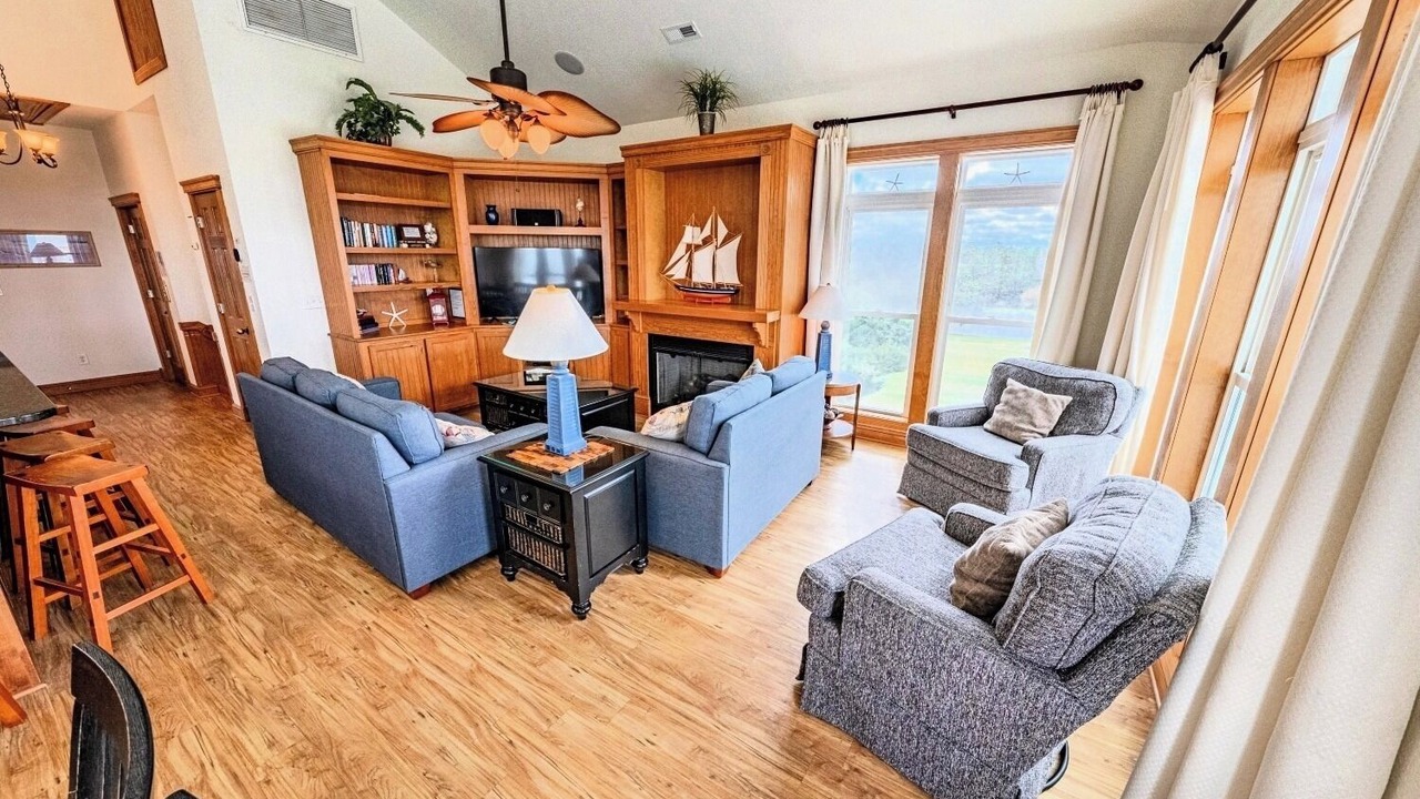 Photo of Livingroom in Wind Over Waves