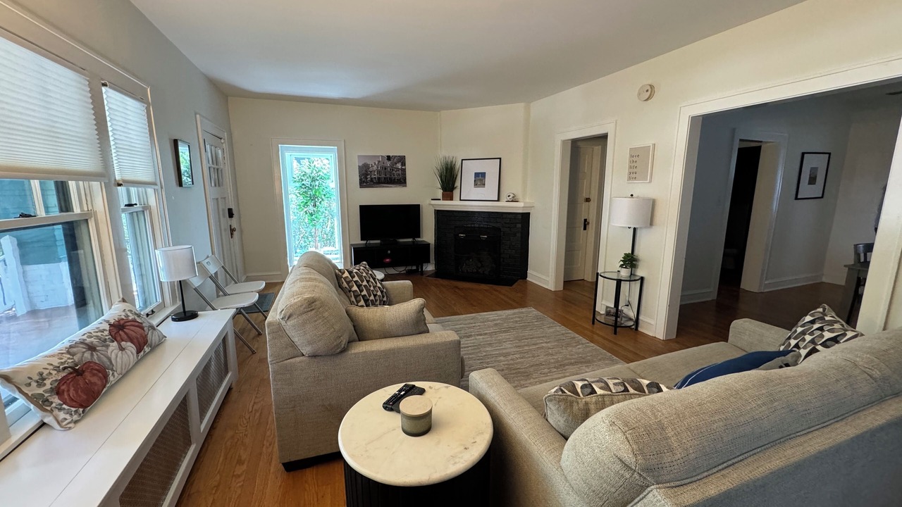 Photo of Livingroom in State College
