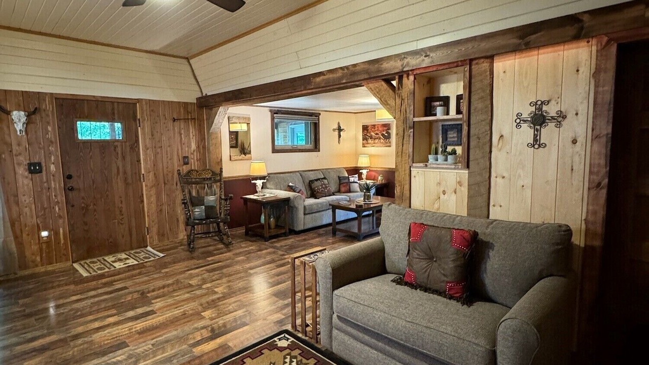 Photo of Livingroom in Old Washington