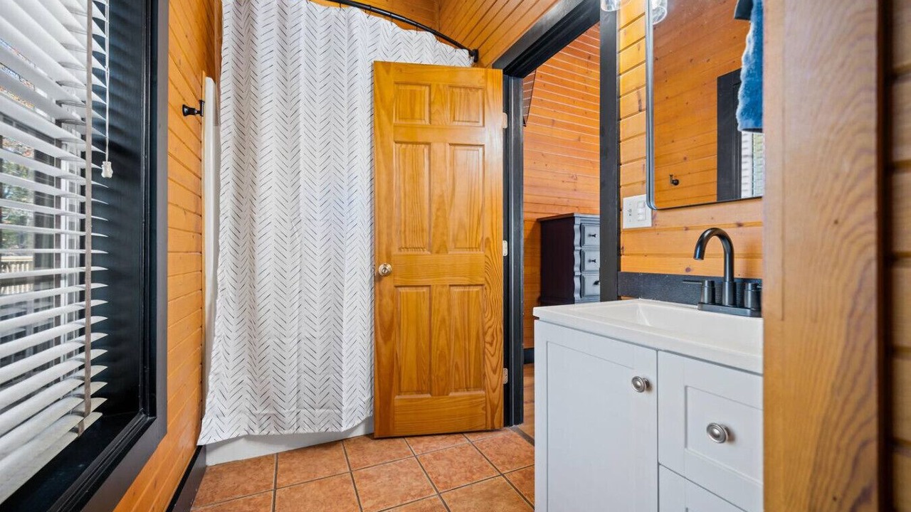 Photo of Bathroom in Gnaw Bone