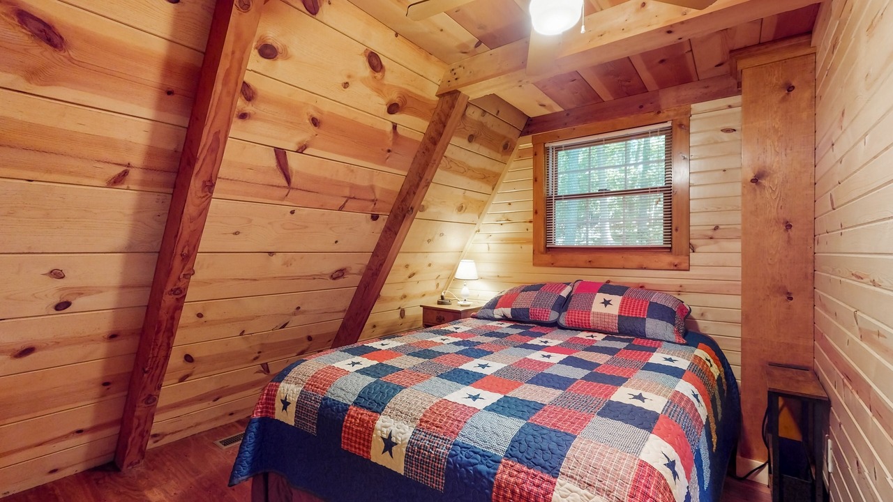 Photo of Bedroom in Flat Hollow Marina