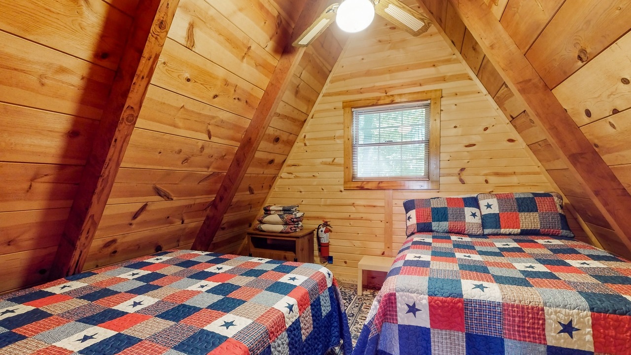 Photo of Bedroom in Flat Hollow Marina