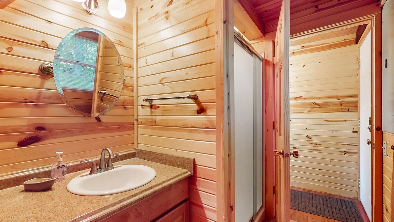 Photo of Bathroom in Flat Hollow Marina