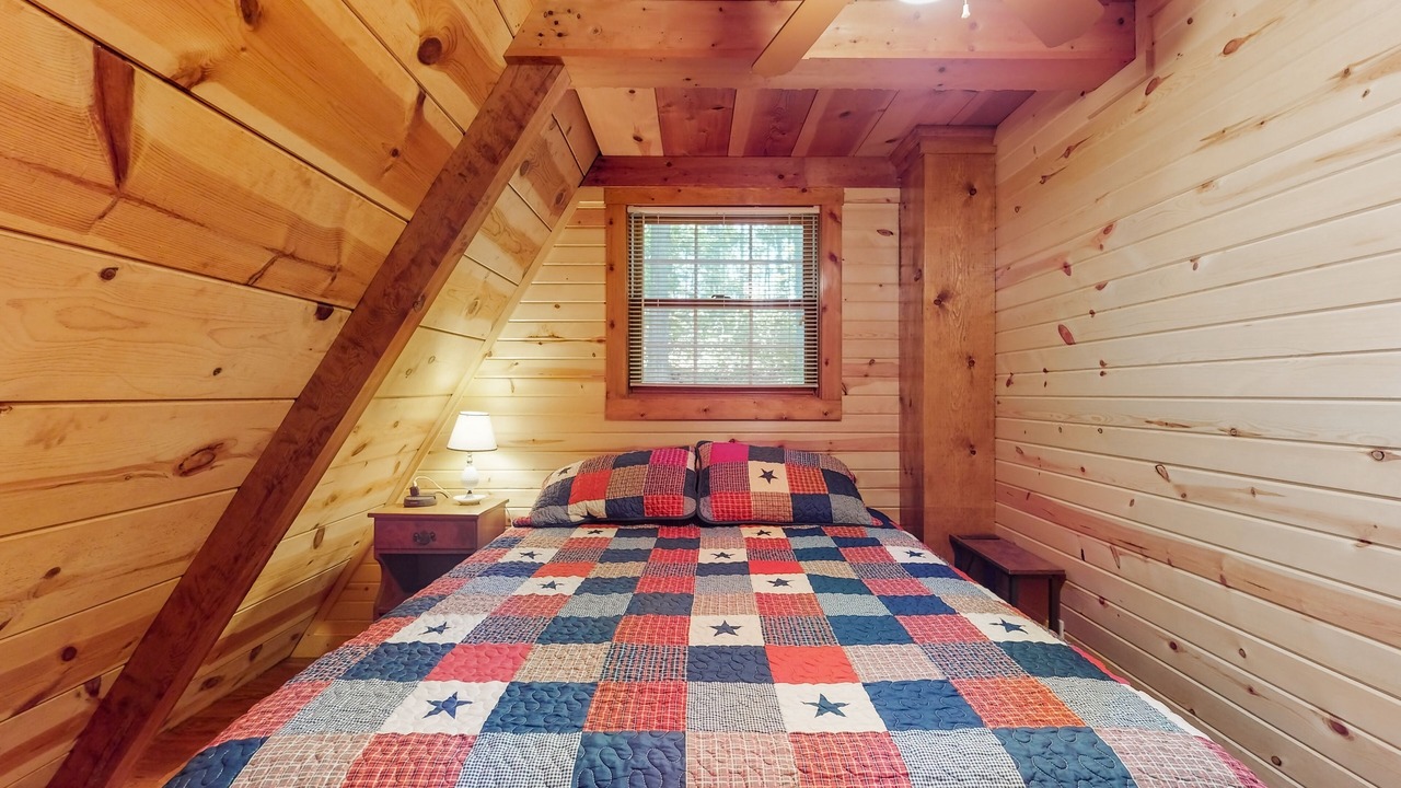 Photo of Bedroom in Flat Hollow Marina