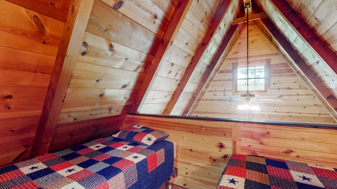 Photo of Bedroom in Flat Hollow Marina