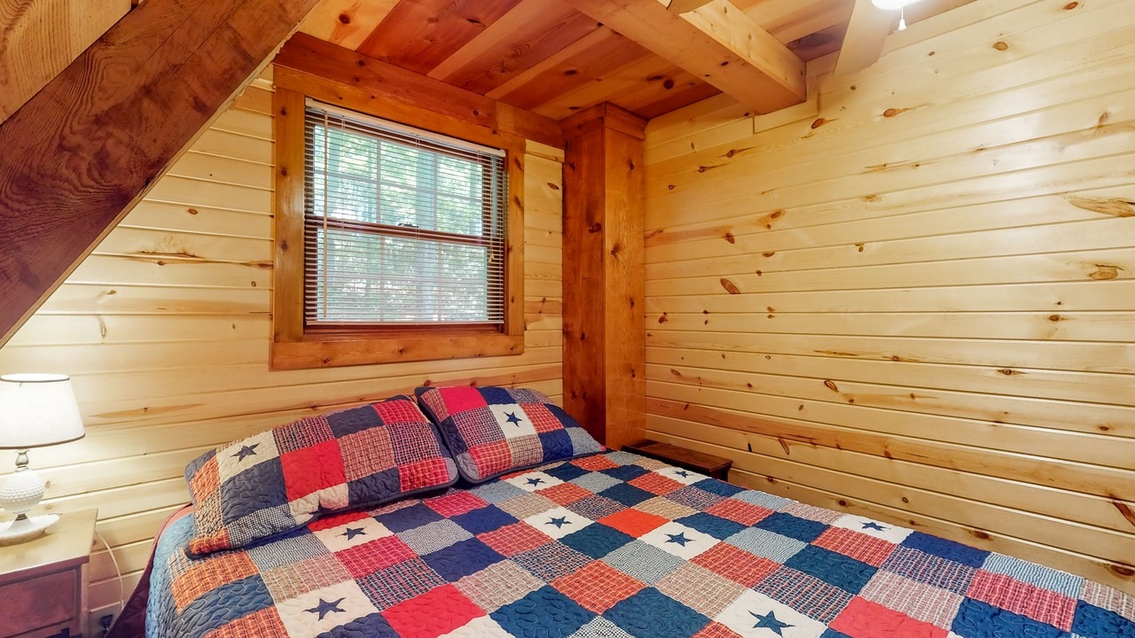 Photo of Bedroom in Flat Hollow Marina