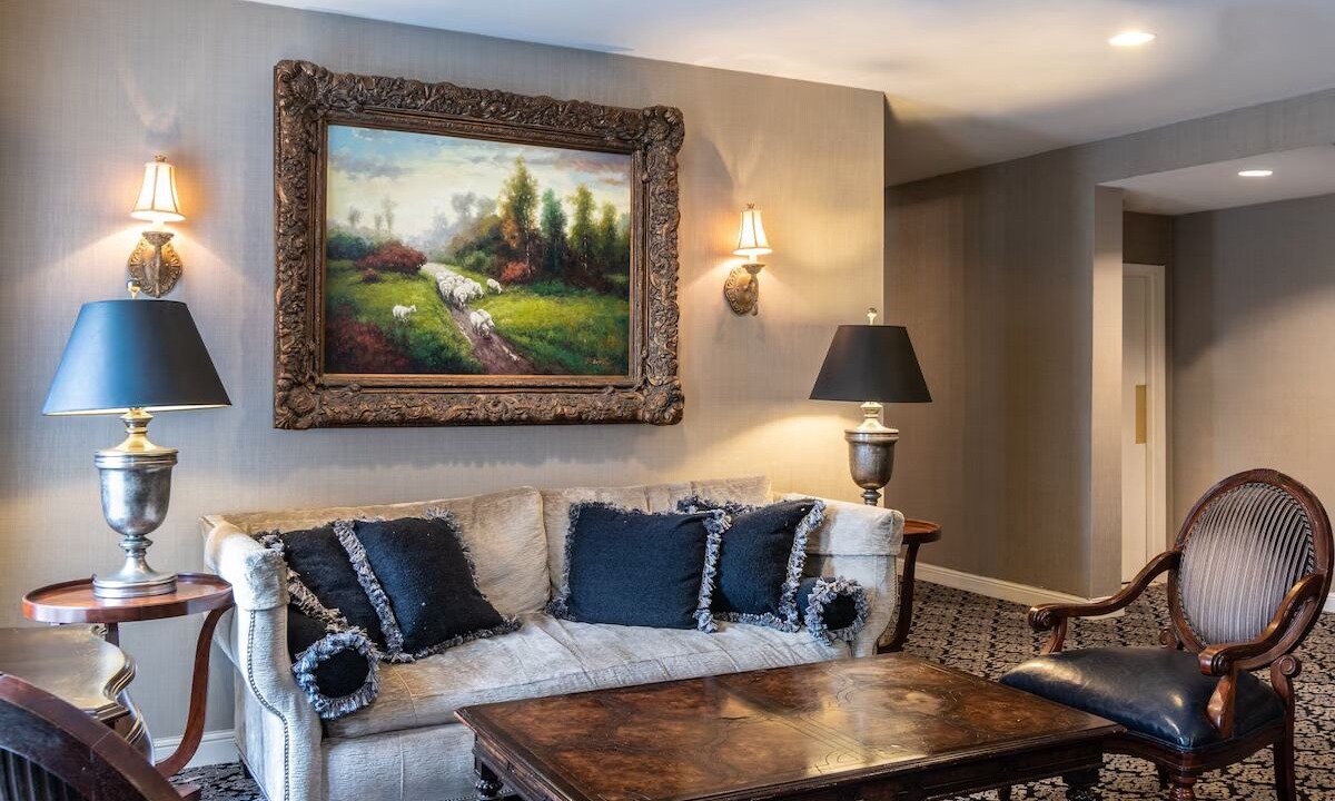 Photo of Livingroom in Historic District