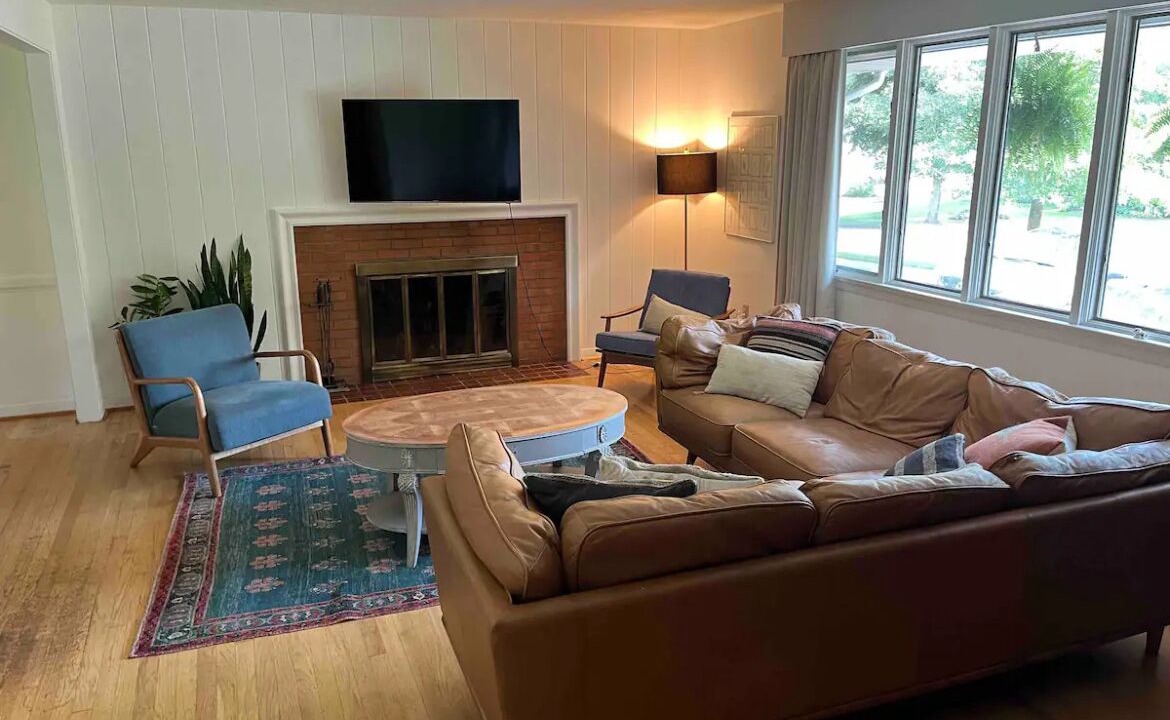 Photo of Livingroom in State College