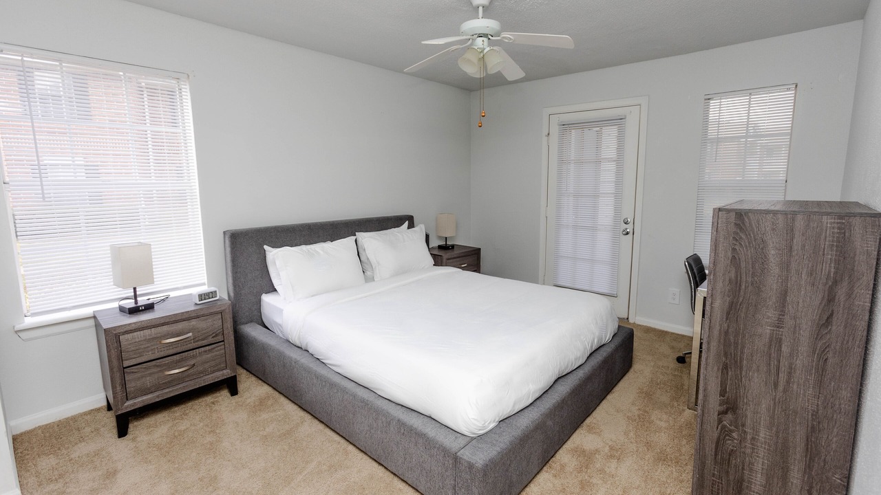 Photo of Bedroom in Coliseum Central