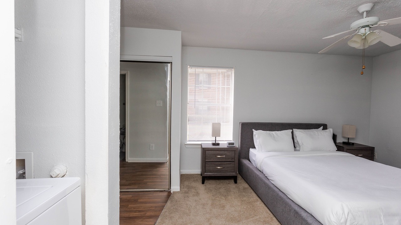 Photo of Bedroom in Coliseum Central