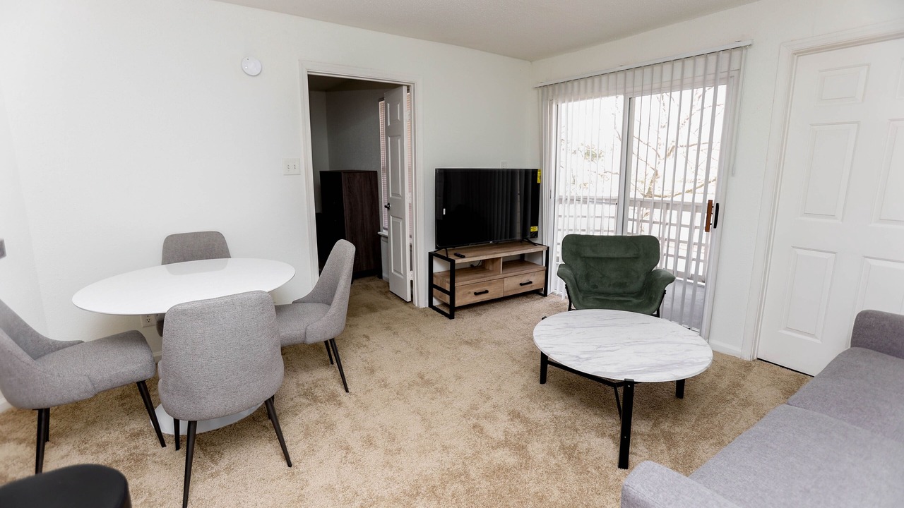 Photo of Livingroom in Coliseum Central