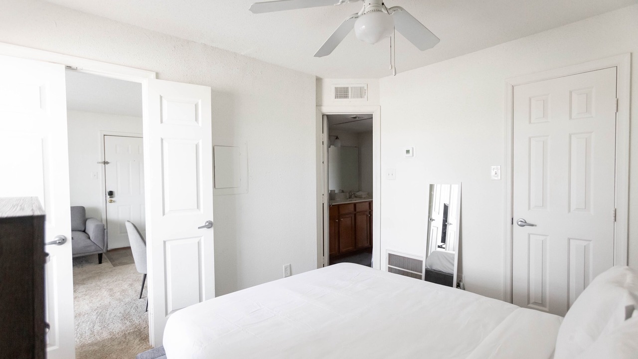 Photo of Bedroom in Coliseum Central