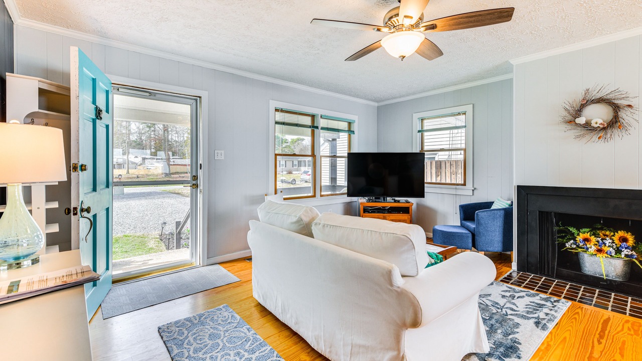 Photo of Livingroom in Colonial Beach