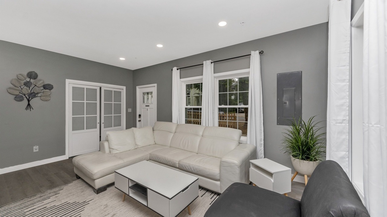 Photo of Livingroom in Lansdowne