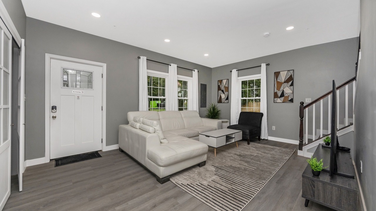 Photo of Livingroom in Lansdowne
