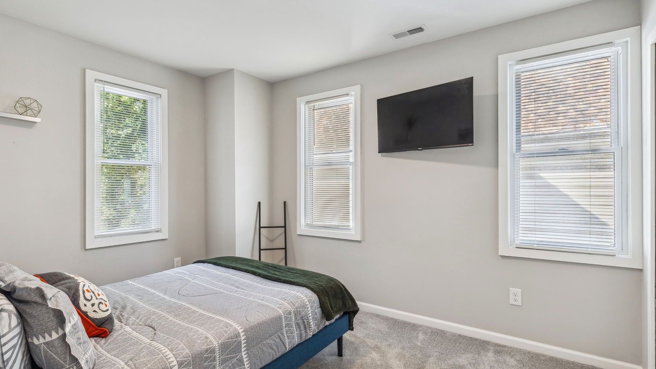 Photo of Bedroom in Detroit - Shoreway