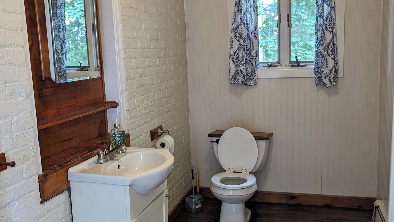 Photo of Bathroom in Lebanon - Pine Grove