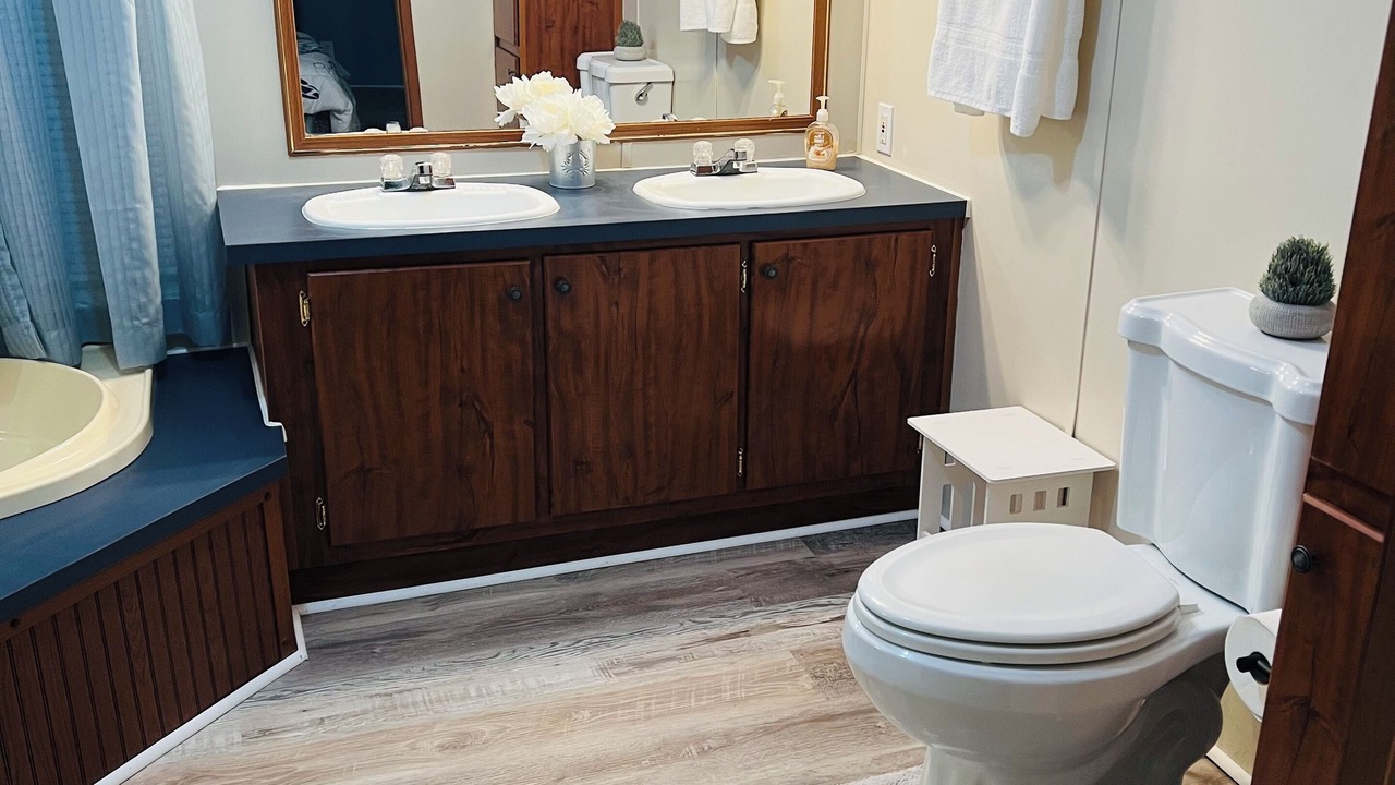 Photo of Bathroom in Willis Wharf