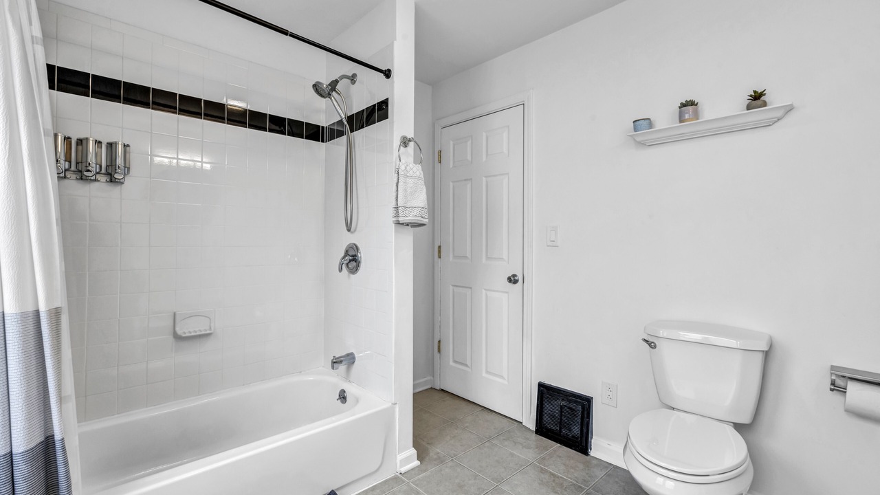 Photo of Bathroom in Detroit - Shoreway