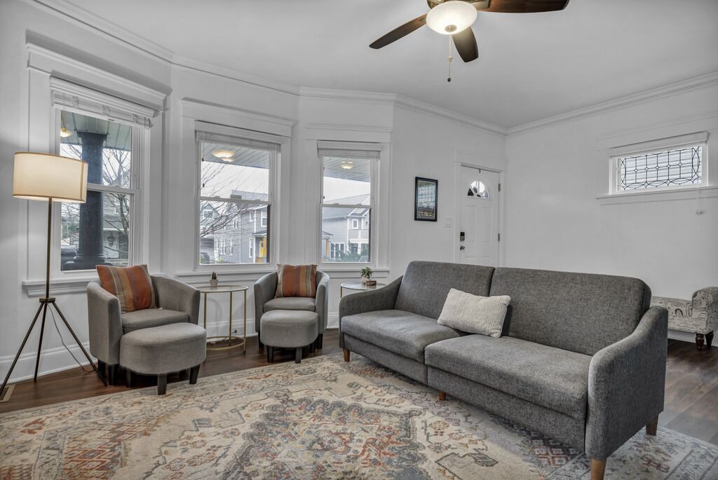 Photo of Livingroom in Detroit - Shoreway
