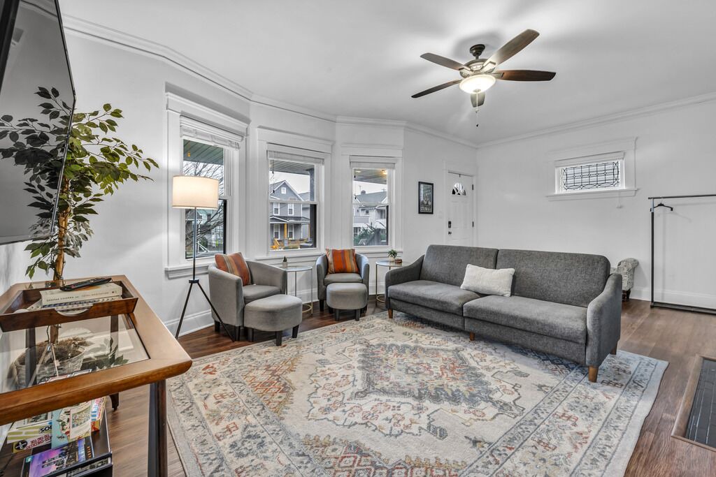 Photo of Livingroom in Detroit - Shoreway