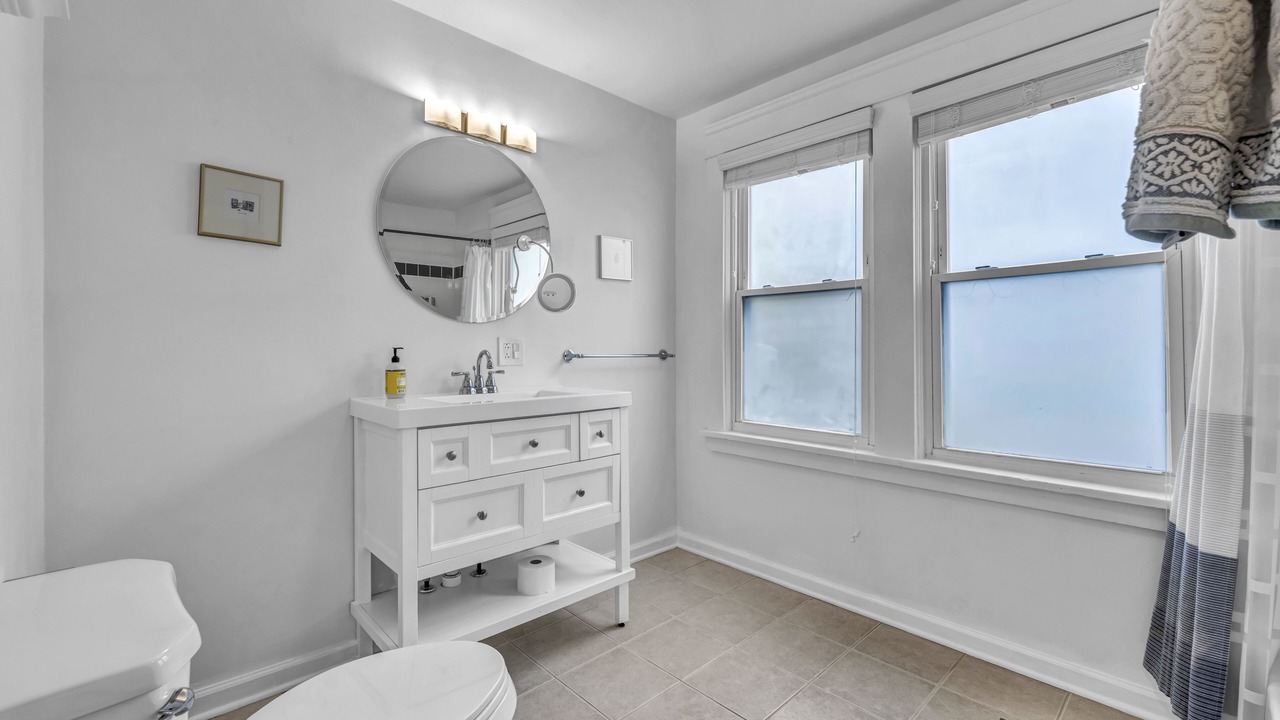 Photo of Bathroom in Detroit - Shoreway