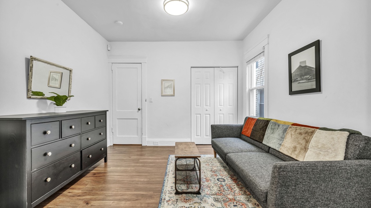 Photo of Livingroom in Detroit - Shoreway