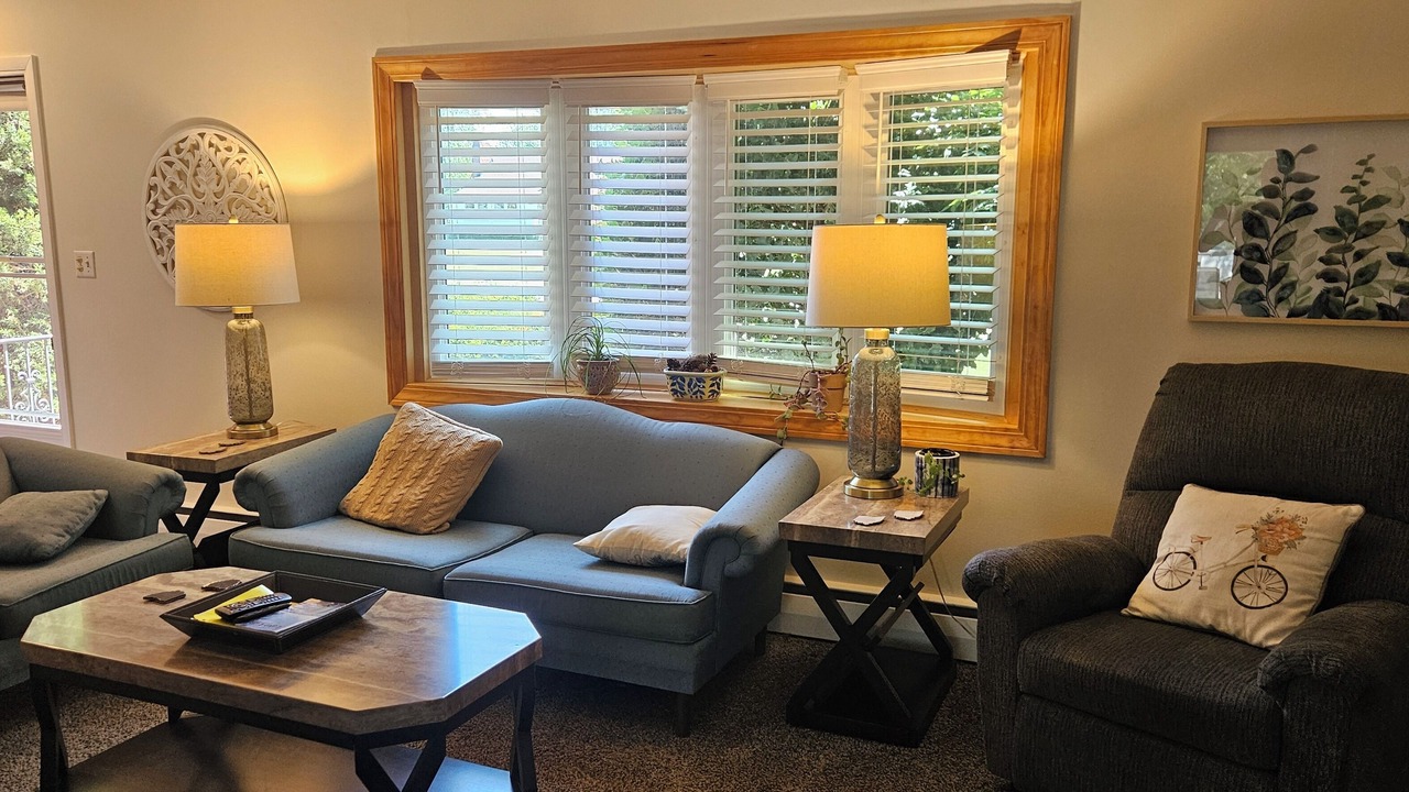 Photo of Livingroom in Eastlake