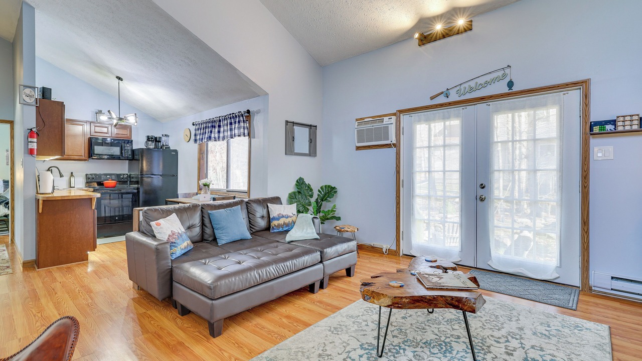 Photo of Livingroom in Tobyhanna