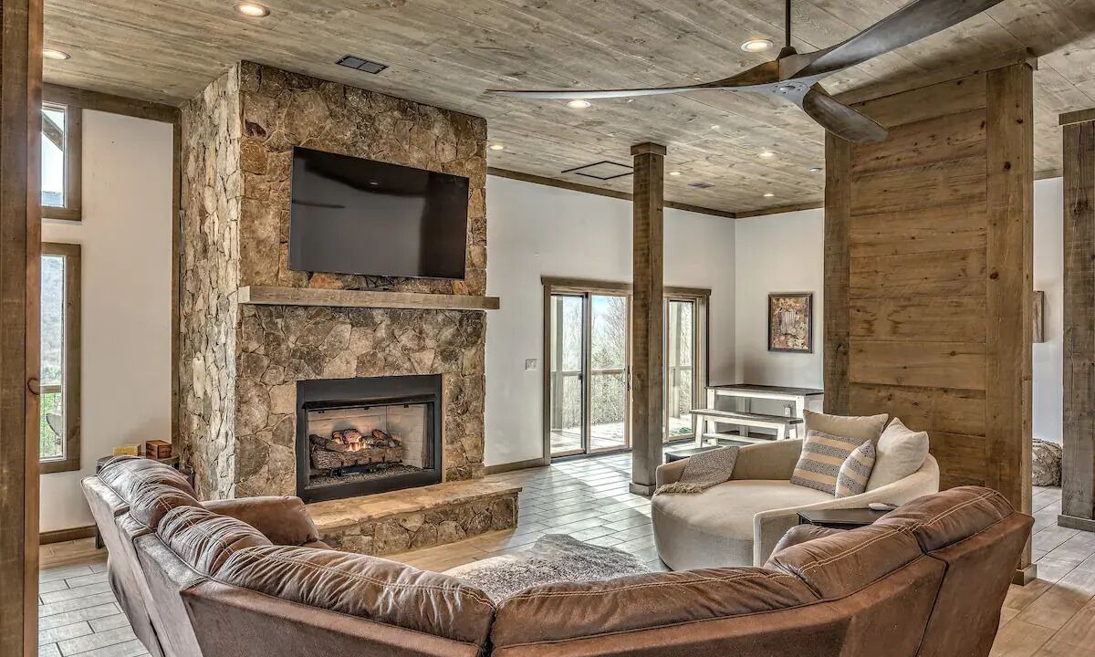 Photo of Livingroom in Cherry Log