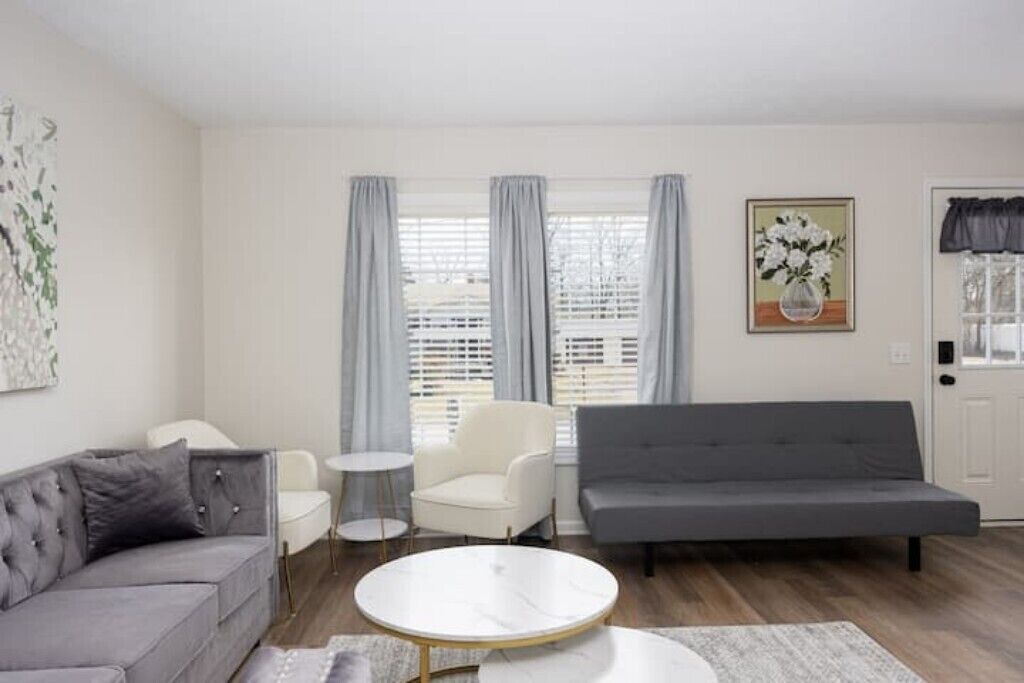 Photo of Livingroom in Grove City