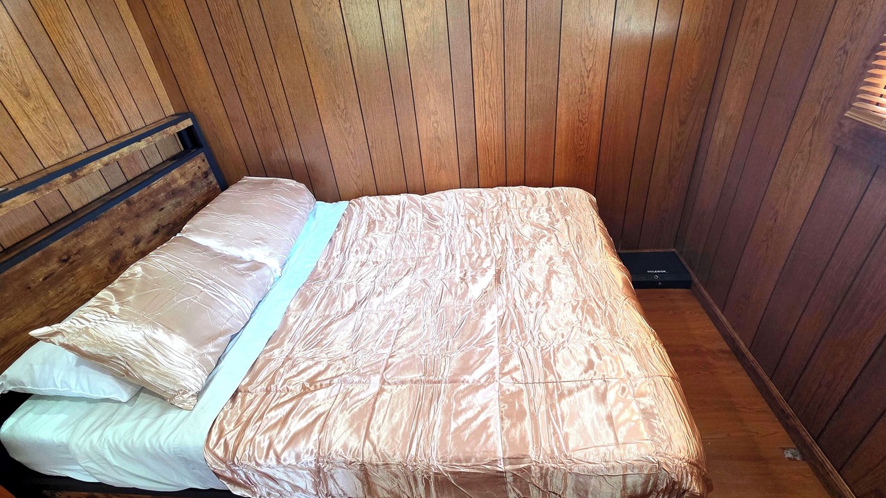 Photo of Bedroom in Beach Lake