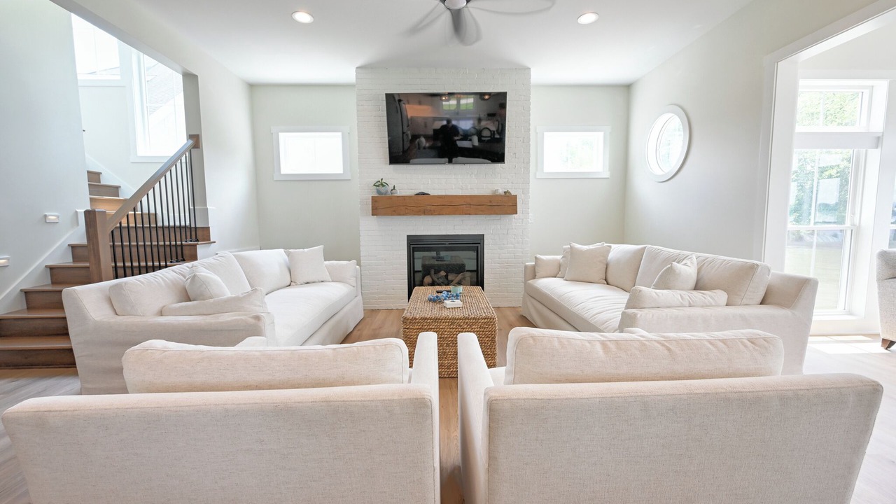 Photo of Livingroom in Summit Station