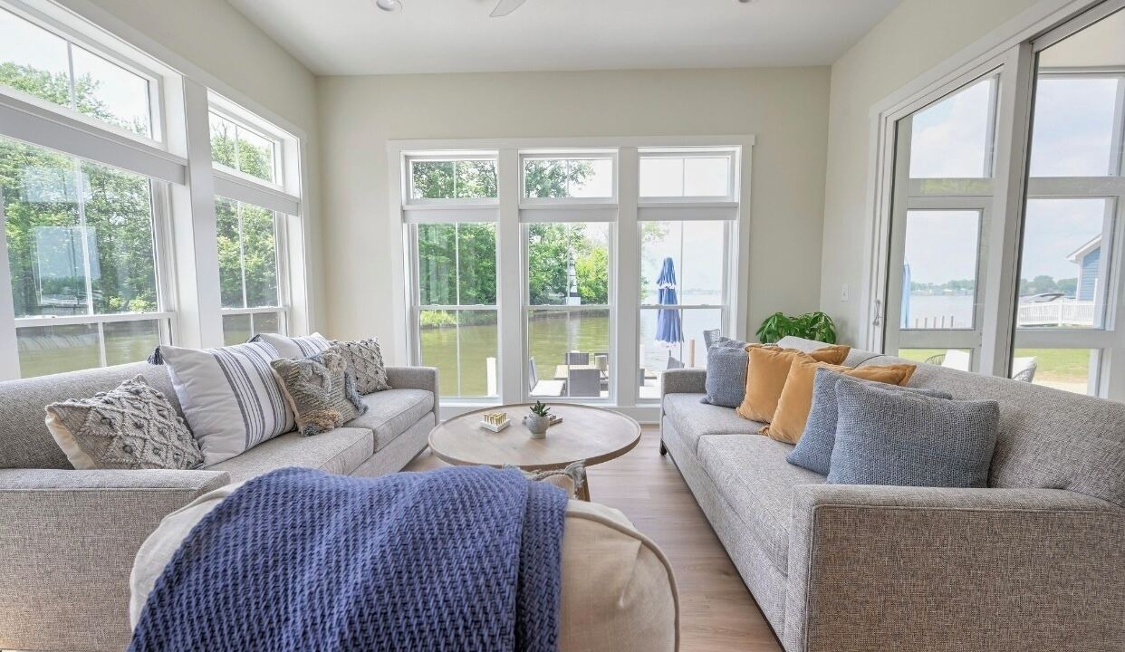 Photo of Livingroom in Summit Station