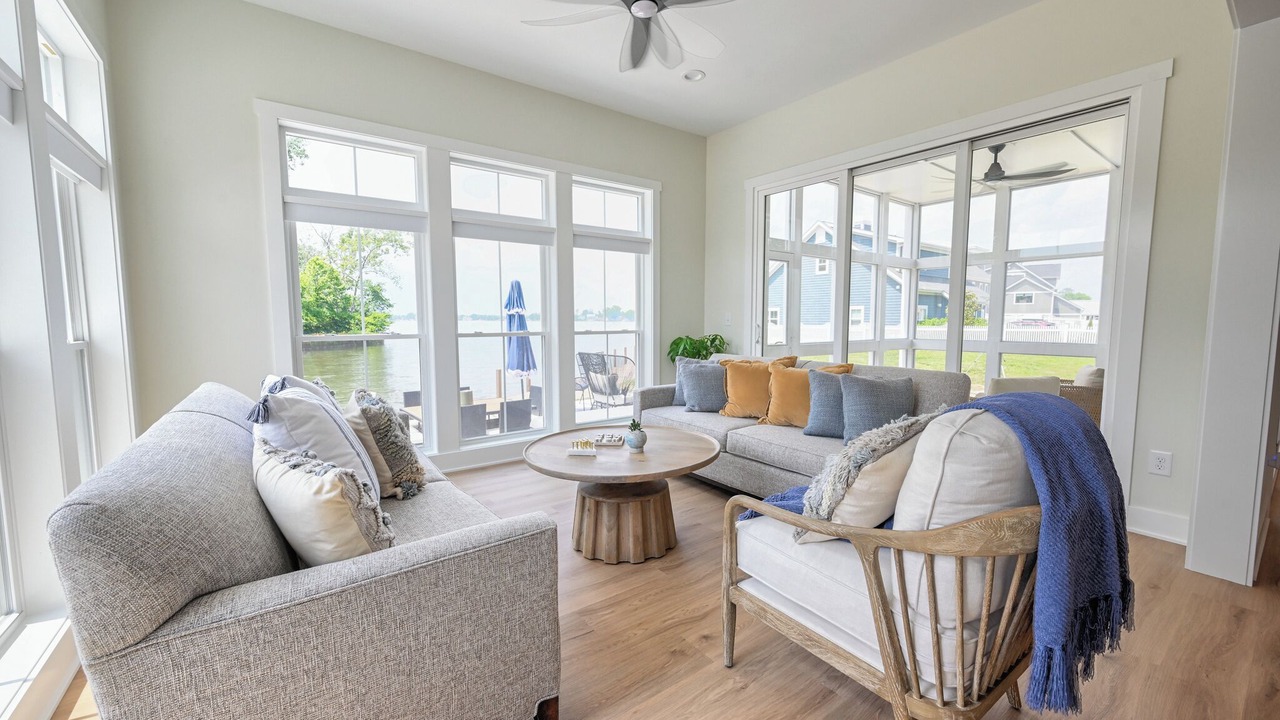 Photo of Livingroom in Summit Station