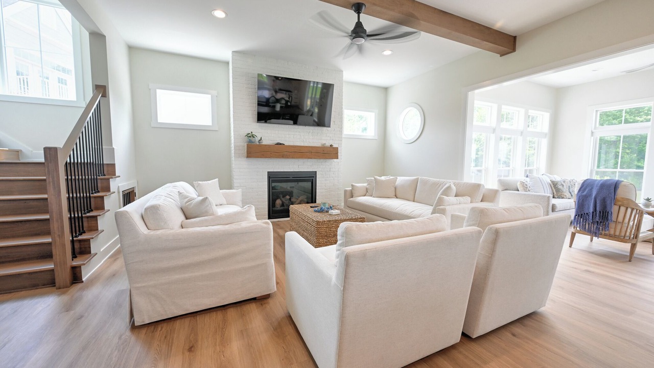 Photo of Livingroom in Summit Station