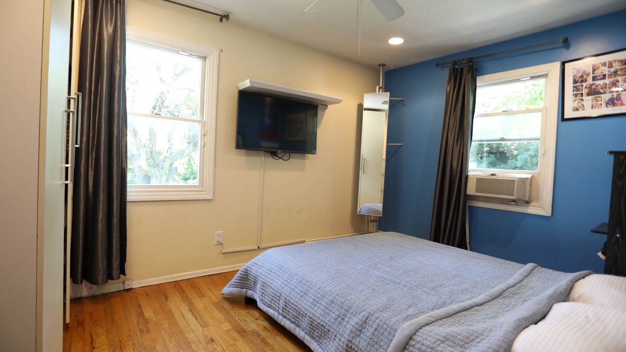 Photo of Bedroom in Roslyn