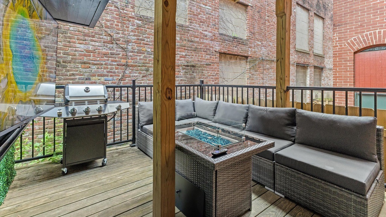 Photo of Patio Balcony in Lockerbie Square