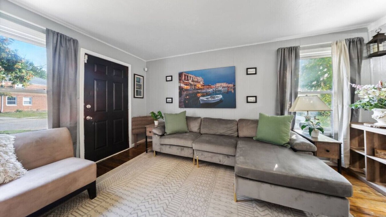 Photo of Livingroom in Euclid