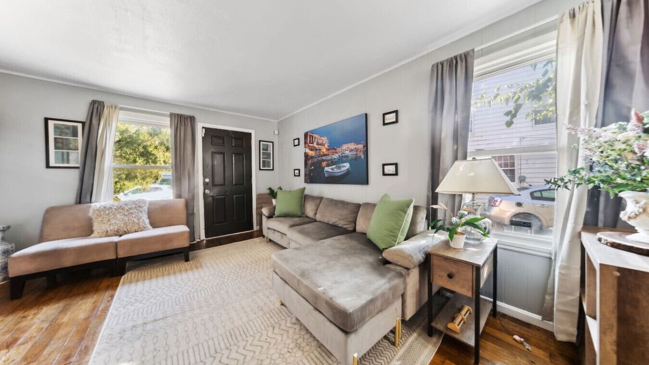 Photo of Livingroom in Euclid