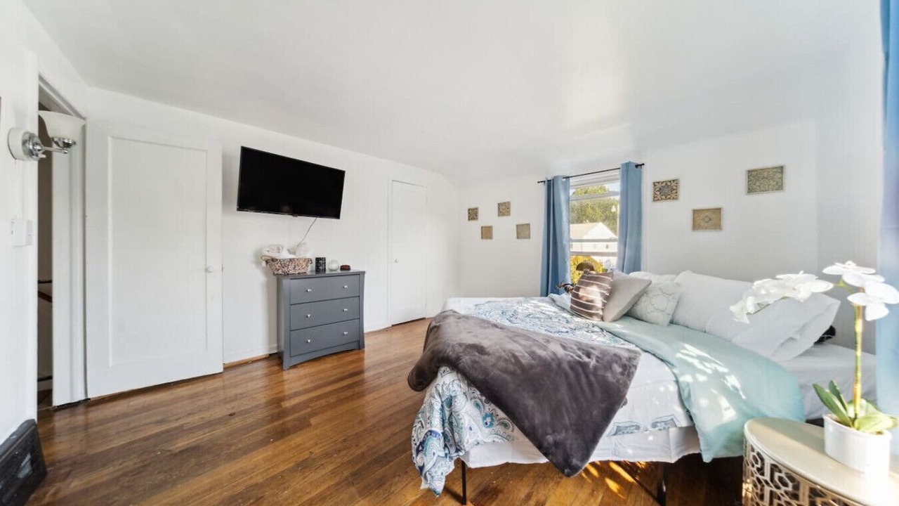 Photo of Bedroom in Euclid