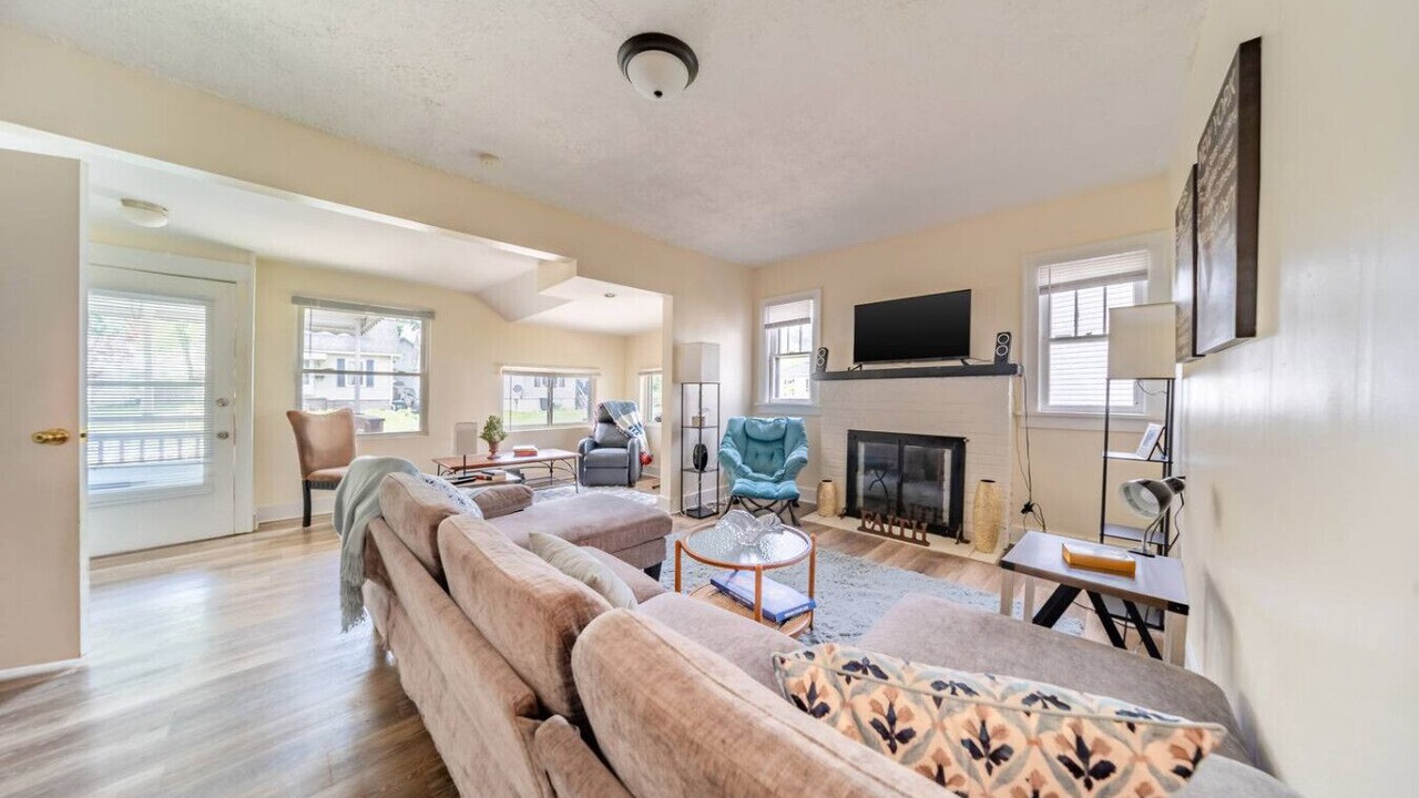 Photo of Livingroom in Cuyahoga Falls