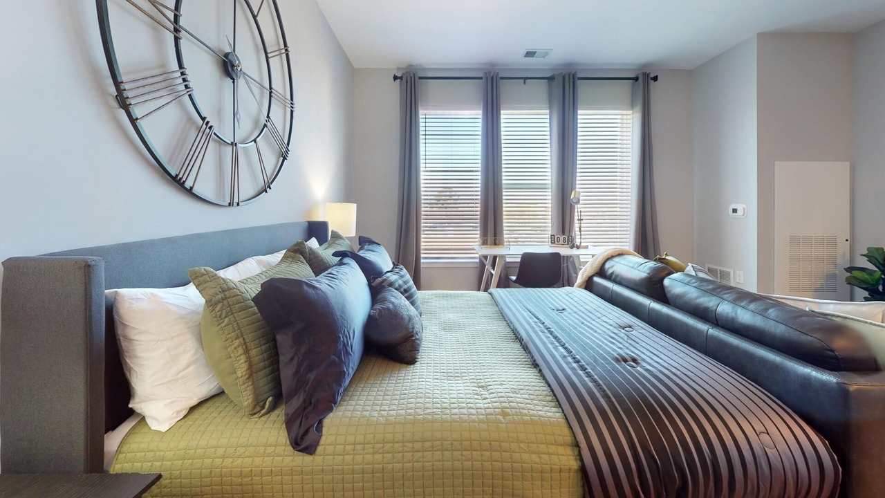 Photo of Bedroom in Coliseum Central