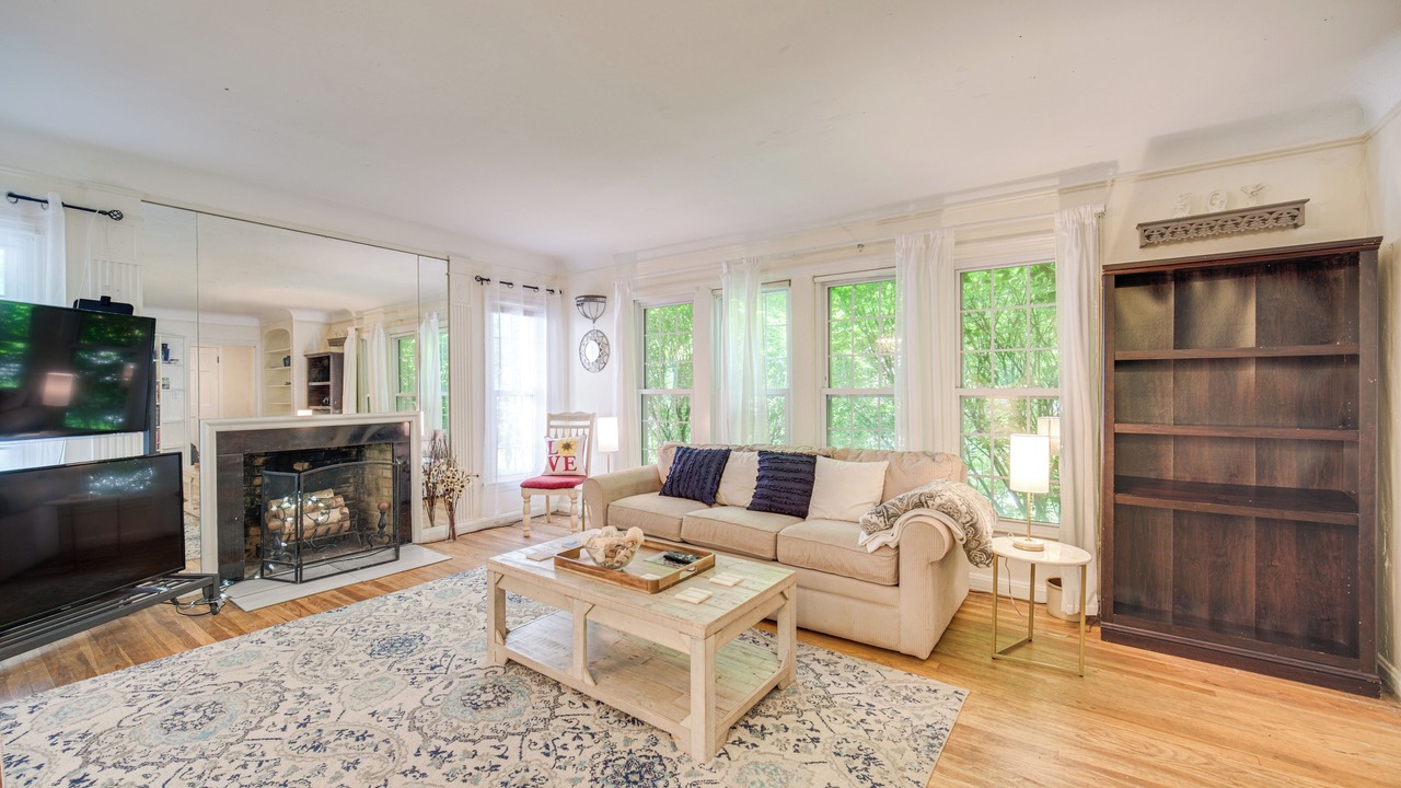 Photo of Livingroom in University Heights
