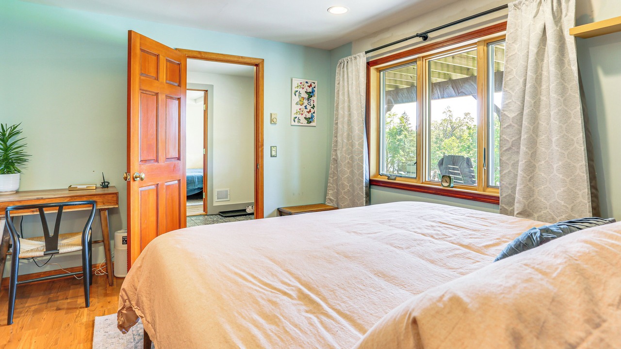 Photo of Bedroom in Swan Lake