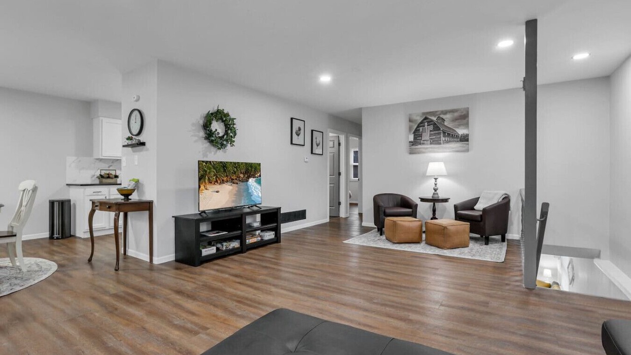 Photo of Livingroom in Summit Station